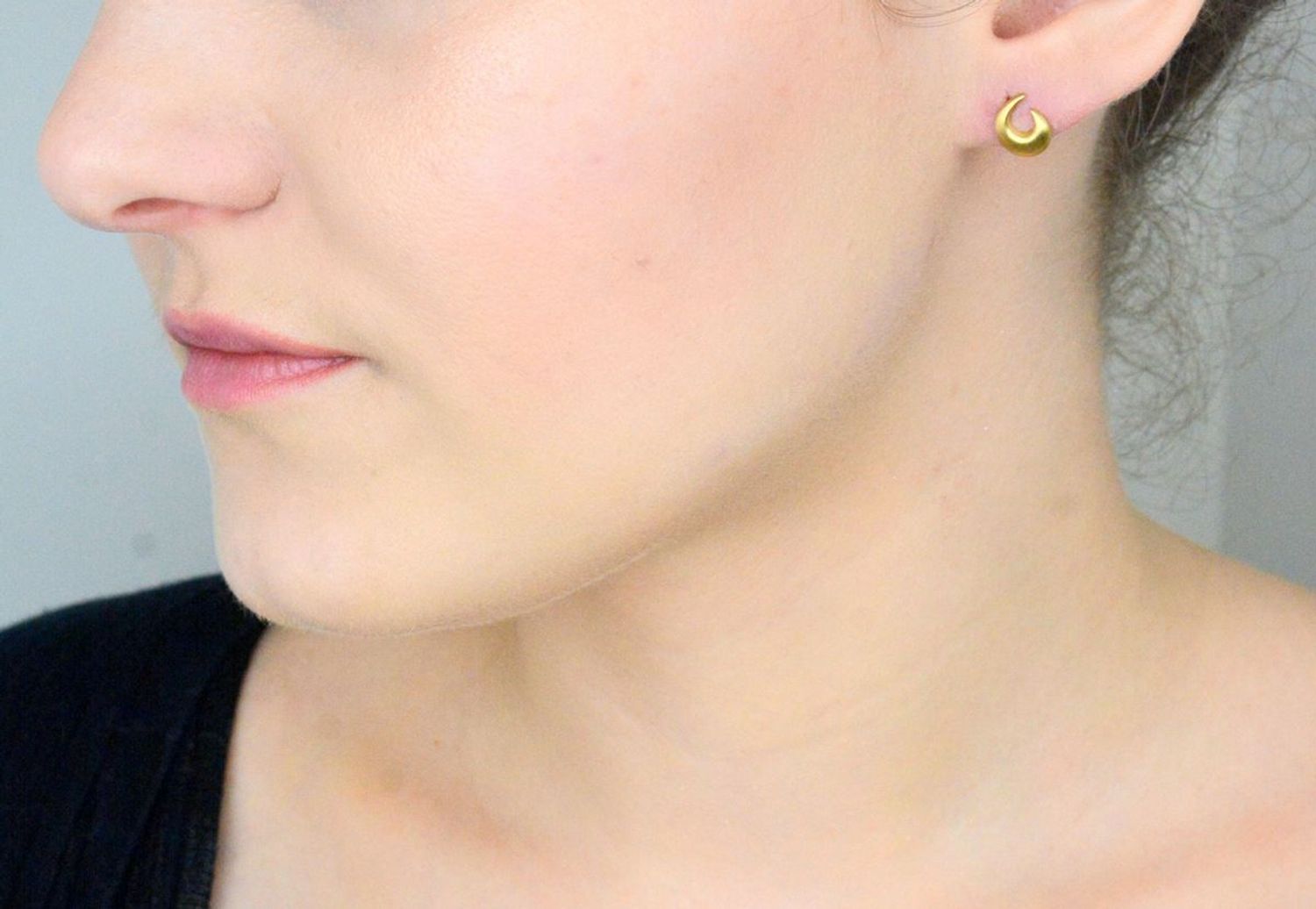 Złote kolczyki matowe w kształcie odwróconej i pogrubionej C - 333. Złote kolczyki o matowym kształcie odwróconej litery C. Odważne wykonane z wysokiej jakości złota próby 333 1.jpg